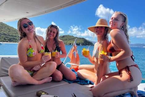 Review img # 21 of the yacht PERPETUAL BLUE