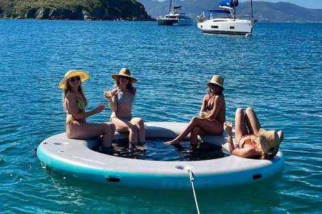 Review img # 22 of the yacht PERPETUAL BLUE